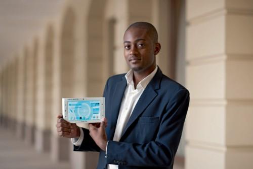 Arthur Zang, le concepteur de la 1ère tablette médicale africaine, reçoit une médaille et une prime de 20 millions FCfa du chef de l’Etat camerounais