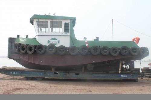 Le parc à bois du port de Douala accueille un remorqueur, pour accélérer le chargement des navires
