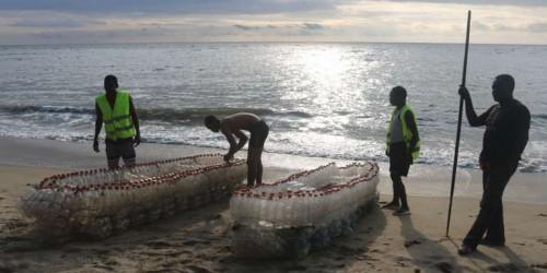Cameroun : pour protéger l’environnement, Ismaël Essome fabrique des pirogues en recyclant des bouteilles en plastique