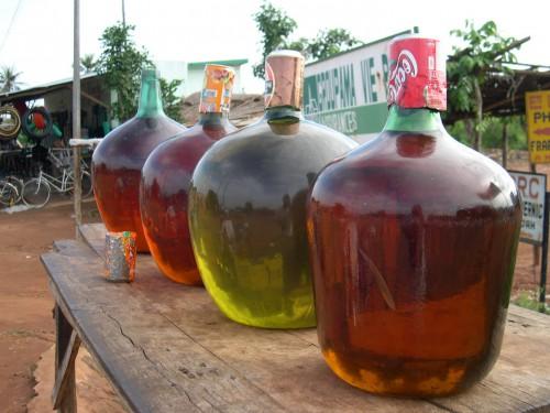 La Douane camerounaise saisit 20 000 litres de carburant frelaté et 4 000 palettes de bière illicite