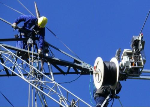 Cameroun : déployer la fibre optique via le réseau électrique peut réduire les coûts de 80%, selon l’ART