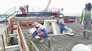 Sogea Satom obligé d&#039;engager de nouveaux travaux sur le 2è pont sur le Wouri, inondé par les eaux de pluie
