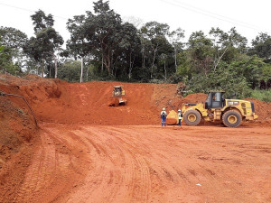 Le français Sogea Satom reçoit une avance de plus de 13 milliards de FCFA pour démarrer la construction de la route Olama-Kribi au sud du Cameroun
