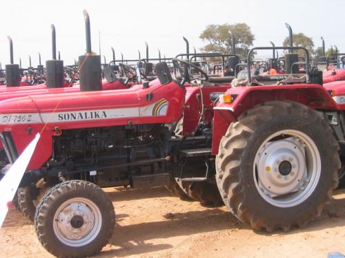 La Sodecoton équipe des producteurs de tracteurs, afin d’améliorer la production du coton