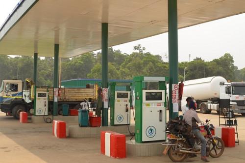 Produits pétroliers : le Cameroun baisse les tarifs douaniers à l’import pour éviter la hausse des prix à la pompe