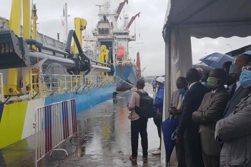 Le constructeur IHC livre la drague Easydredge 2700 nouvellement acquise par le port de Douala