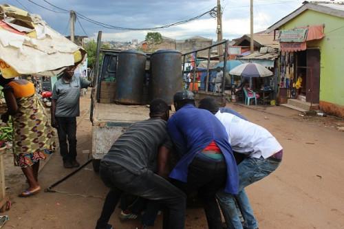 Saisies de 5 300 kg de découpes de poulets et 1000 litres d’huiles de palme de contrebande à Yaoundé