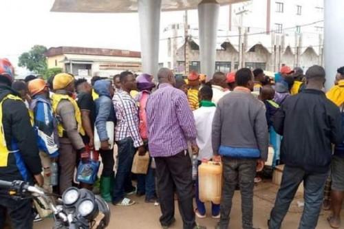 Carburants : profitant de la pénurie, des pompistes monnaient le service dans des stations-service à Yaoundé