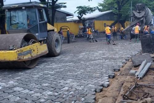 Douala : le maire affirme avoir déjà traité plus de 70% des dégradations de la voirie, les populations sceptiques