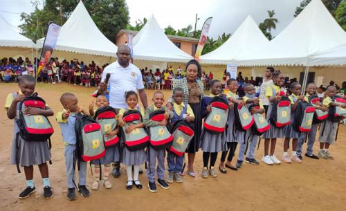 Le brasseur SABC remet 600 bourses scolaires aux élèves méritants de trois villes du Cameroun