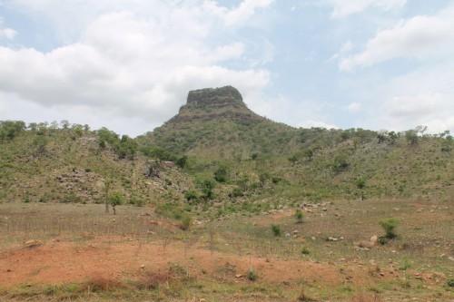 Un gisement de feldspath découvert au pied du Mont Tinguelin, dans la région du Nord-Cameroun