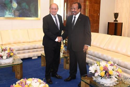 En séjour au Cameroun, Jean-Yves Le Drian annonce la relance de la coopération entre Yaoundé et Paris