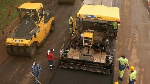 Le Cameroun expérimente le béton compacté à rouleau (BCR), matériau trois fois moins cher, qui permettra de doubler la durée de vie des routes