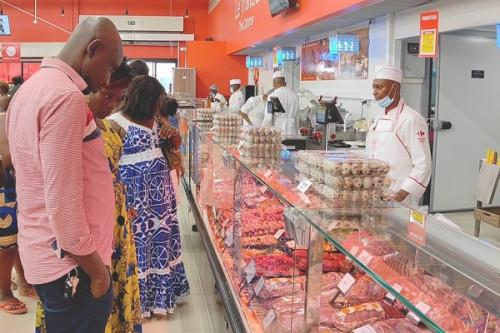 Lutte contre la vie chère : au Cameroun, Carrefour s’engage à geler les prix de 100 produits pendant 100 jours