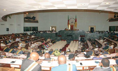 Cameroun : députés et sénateurs convoqués le 12 mars pour la session parlementaire qui permet d'élire de nouveaux bureaux