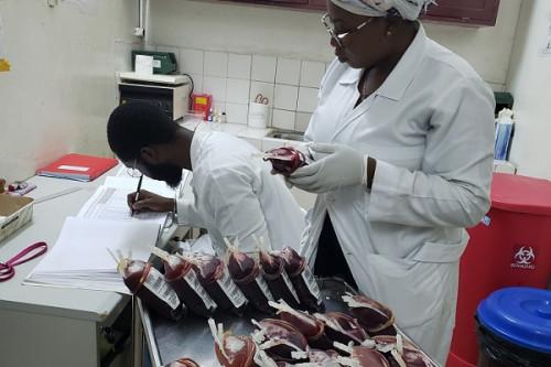 La banque de sang de l’hôpital central de Yaoundé, la capitale du Cameroun, reçoit une certification internationale