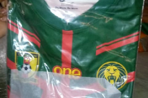 Contrefaçon : la douane saisit 600 maillots du nouvel équipementier des Lions indomptables fabriqués en Chine