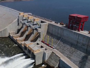 barrage-de-lom-pangar-la-disponibilite-des-premiers-megawatts-de-l-usine-de-pied-renvoyee-en-decembre-2022