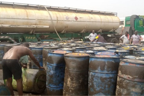 Produits pétroliers : saisie d’une cargaison de 7 000 litres en voie d’être frauduleusement exportée en RCA