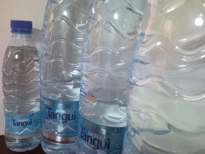 La SEMC baisse subtilement le prix de l’eau minérale Tangui, en mettant sur le marché la bouteille d’un litre