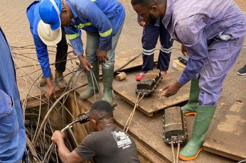 Internet de retour au Cameroun après des heures de perturbations, suite à un nouvel incident sur la fibre optique